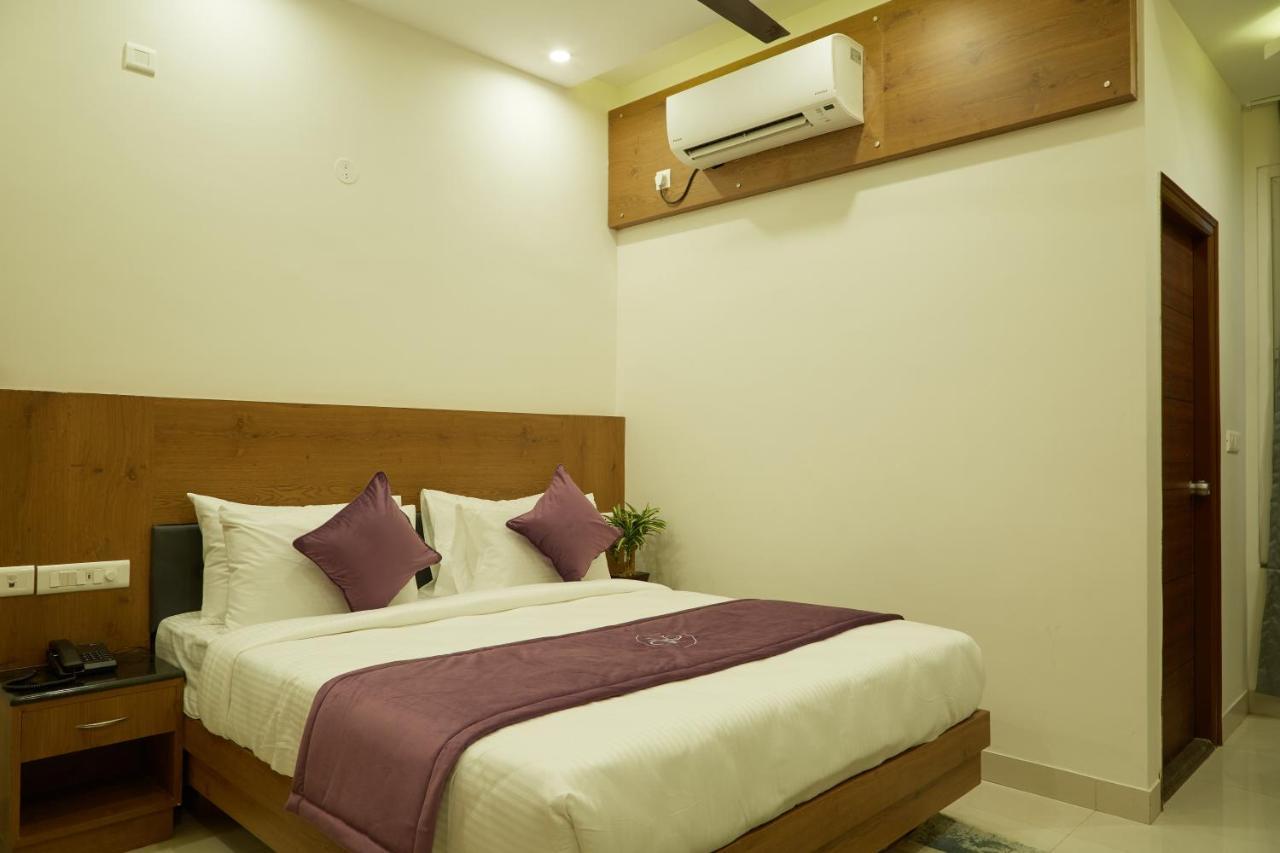 Vovo Premier Hotel Bangalore Exterior photo